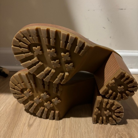 Madden Girl Gray Loafers with Gold Chain
Size 7 - Picture 5 of 6